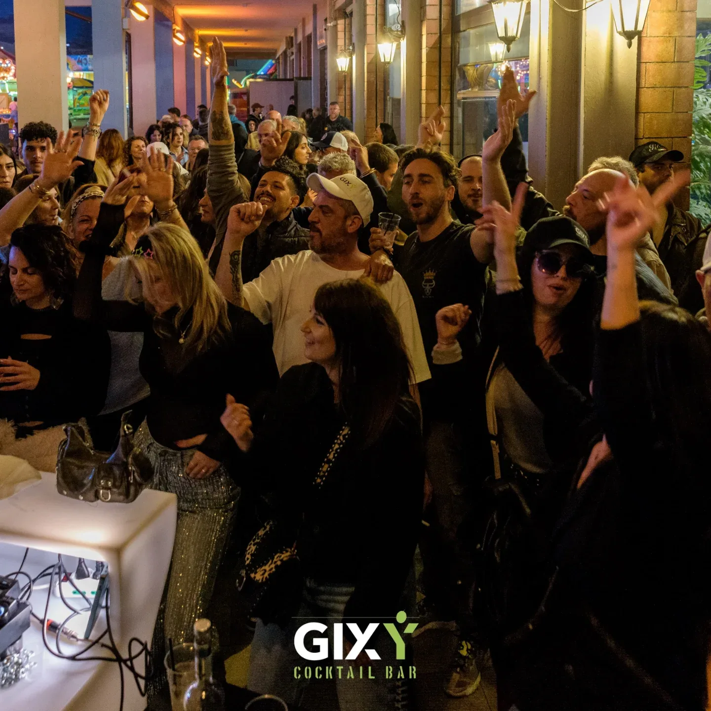 Il pubblico alza le mani durante il gran finale con Ricky Le Roy