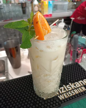 Cocktail bianco con arancia e menta