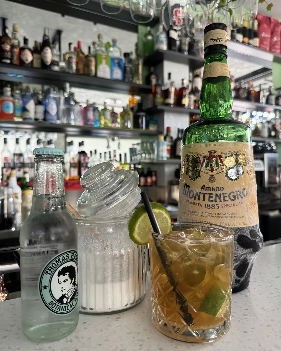 Drink con amaro, acqua tonica e lime sul bancone