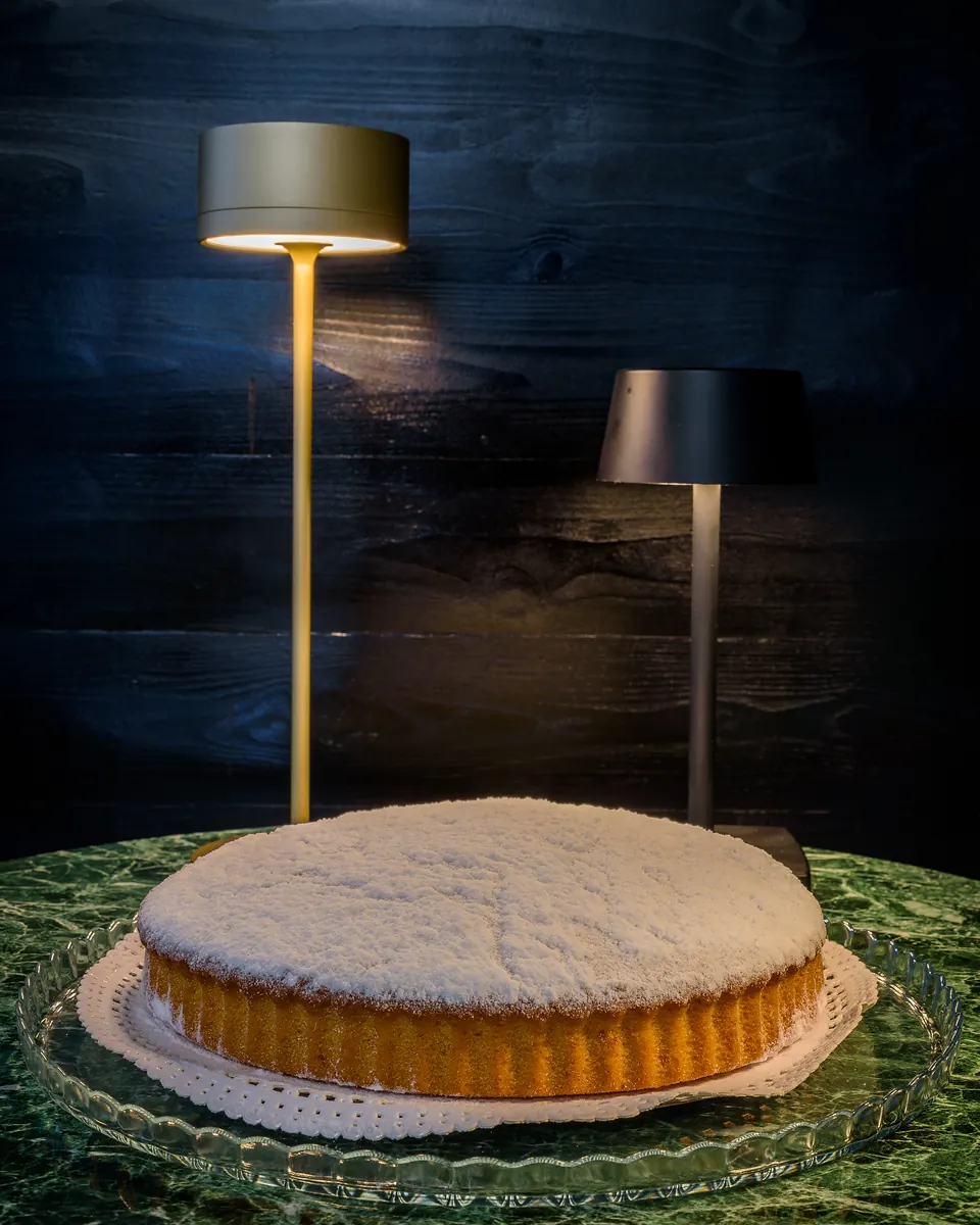 Torta intera spolverata di zucchero a velo