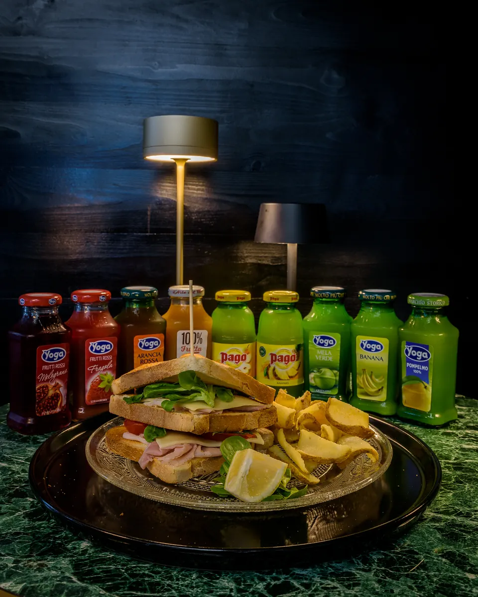 Club sandwich con patatine e una fila di succhi di frutta